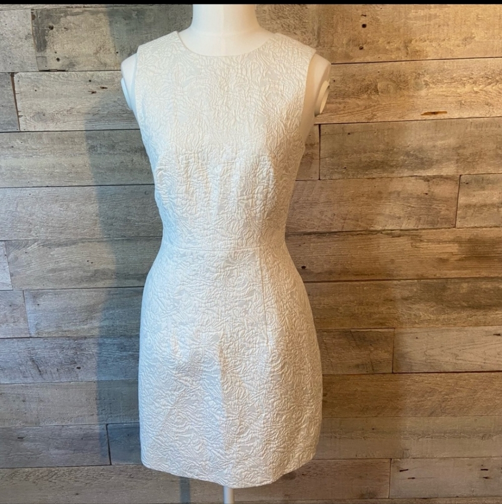H&M women’s white patterned dress in size 6